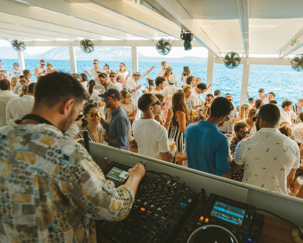 Travel and party in Greece The Yacht Week CREDIT Juan_Moncayo_156_picmonkeyed